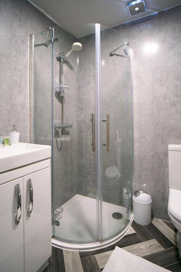 Meadow Apartment Dumbarton Bagian luar foto